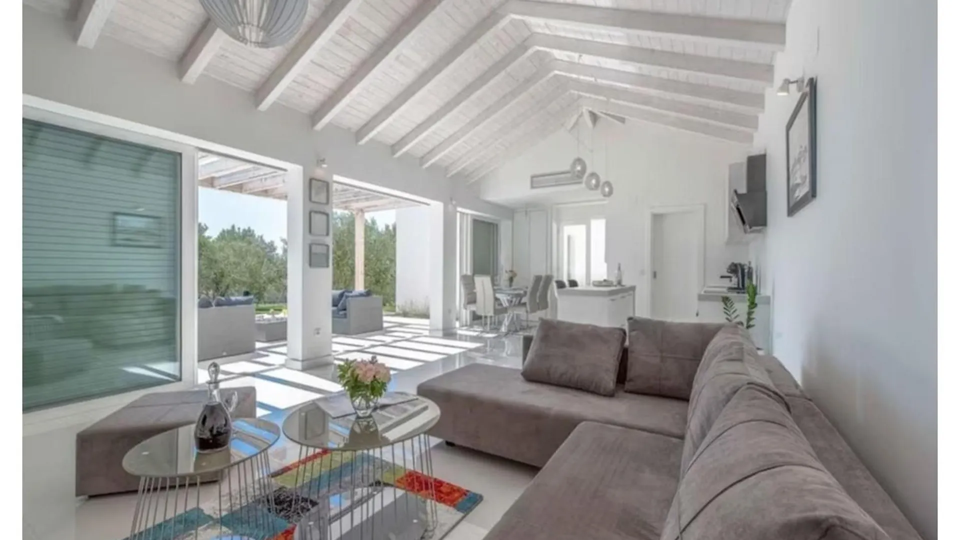 Luxurious Villa Bright With Pool